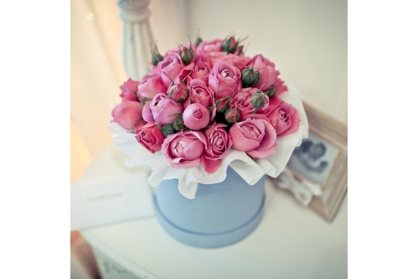 Букет розовых кустовых роз в шляпной коробке