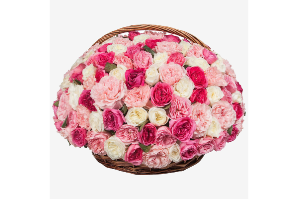 Букет пионовидных белых и розовых роз в корзине