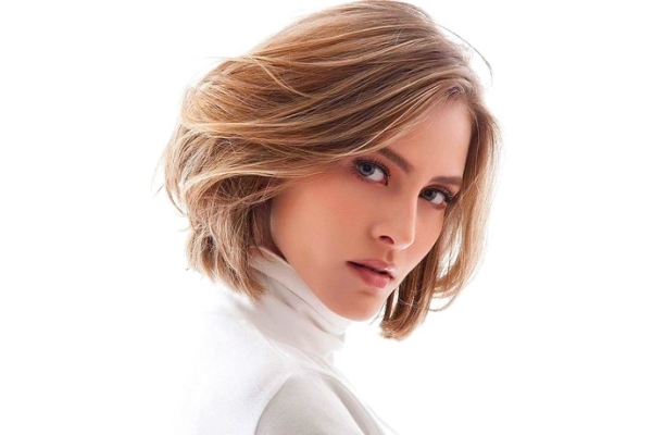 Модельная женская стрижка  средние волосы 