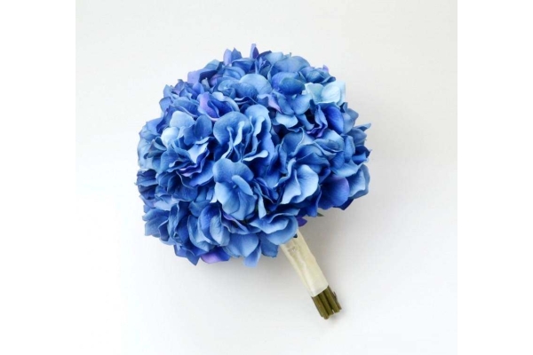 Синий свадебный букет из гортензии