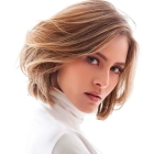 Модельная женская стрижка  средние волосы 