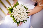 Белый свадебный букет из тюльпанов
