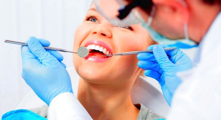 Ослепляй улыбкой! Ультразвуковая чистка зубов, лечение кариеса, отбеливание или реставрация зубов со скидкой до 81%.