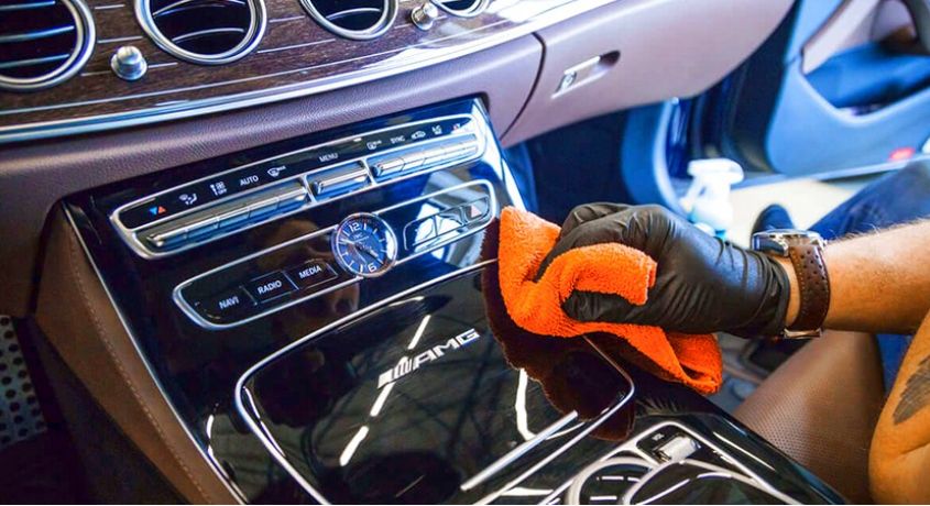 Полировка, нанесение защитного покрытия на кузов, химчистка, полировка фар, обработка стекол от «Autoclean» со скидкой до 62%.