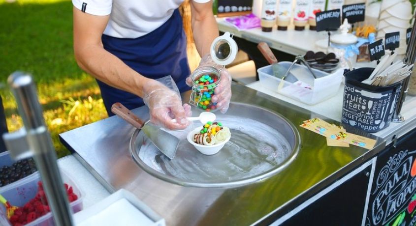Выезд и приготовление мороженого на торжественном мероприятии от компании «Молоко & Фрукт»  со скидкой до 55%