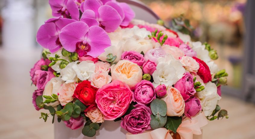 Букеты из роз, тюльпанов, ромашек или цветочная композиция от цветочной мастерской «KLEVER» со скидкой до 52%