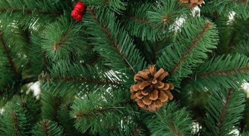 Искусственная новогодняя елка различной высоты с набором шаров для украшения в подарок со скидкой до 54%
