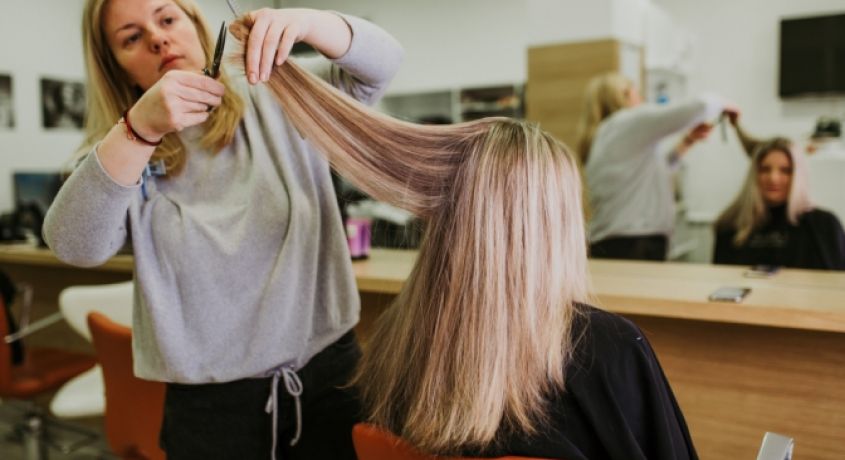 Доверьте свои волосы профессионалам! Скидка 50% на на все виды стрижек от парикмахера-стилиста Елены Свиридовой.
