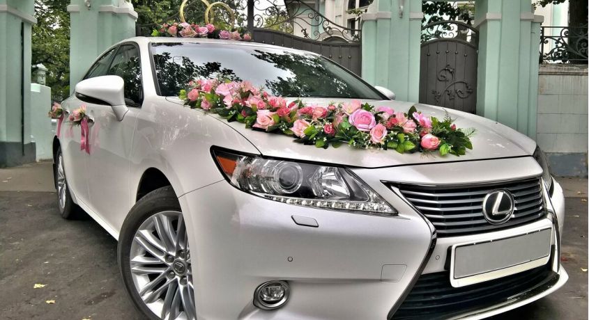 Свадебный декор: цветочная гирлянда на авто