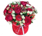 Букет цветов красный с белым в шляпной коробке