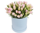 Букет нежно-розовых тюльпанов в шляпной коробке