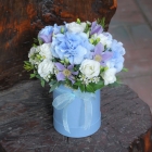 Букет цветов бело-голубой в шляпной коробке