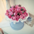 Букет розовых кустовых роз в шляпной коробке
