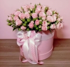 Шляпная коробка с кустовыми розовыми розами