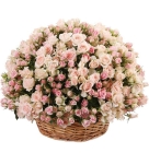 Букет нежно-розовых кустовых роз в корзине