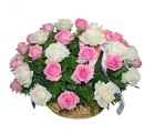 Букет белых и розовых роз в корзине