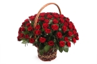 Букет красных роз в корзине с доставкой