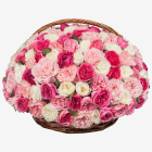 Букет пионовидных белых и розовых роз в корзине
