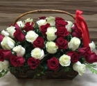 Букет белых и красных роз в корзине