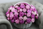 Букет розовые пионы в корзине