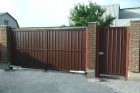 Забор с металлическими распашными воротами