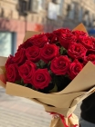 Букет цветов (25 красных роз в упаковке)
