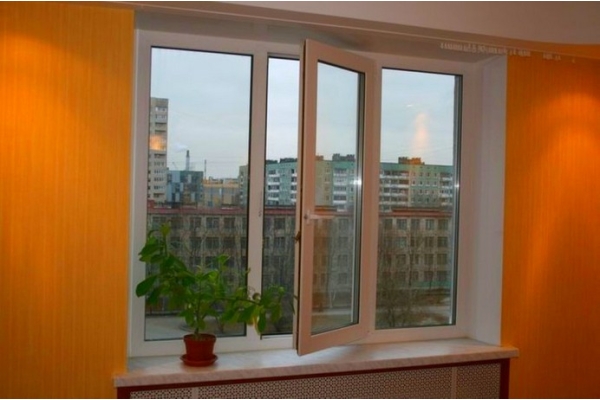 Трехстворчатое пластиковое окно с установкой Rehau 1400*2100