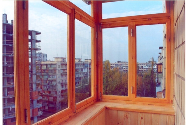 Остекление балконов деревянными окнами из лиственницы 