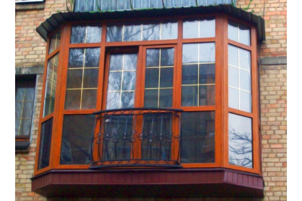 Остекление балкона окнами из дуба