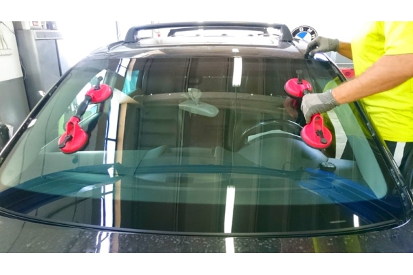 Замена лобового стекла на легковом автомобиле