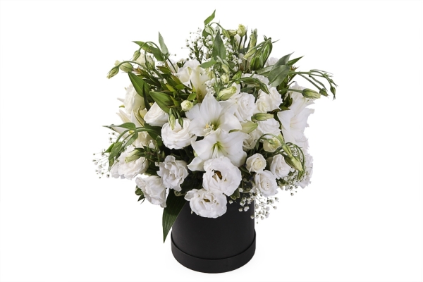 Белоснежный букет цветов с доставкой в шляпной коробке
