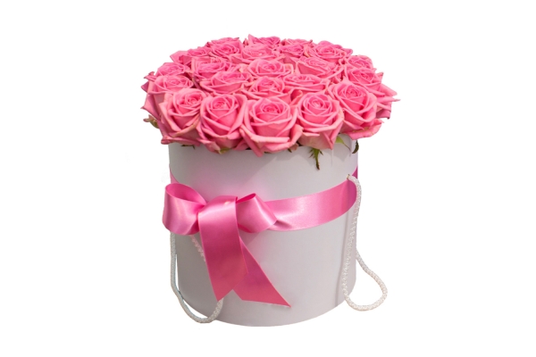 Букет из ярко-розовых роз в шляпной коробке