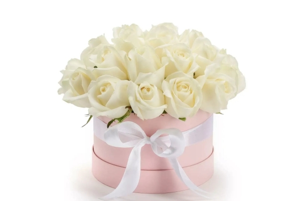 Букет кремово-белые розы в шляпной коробке