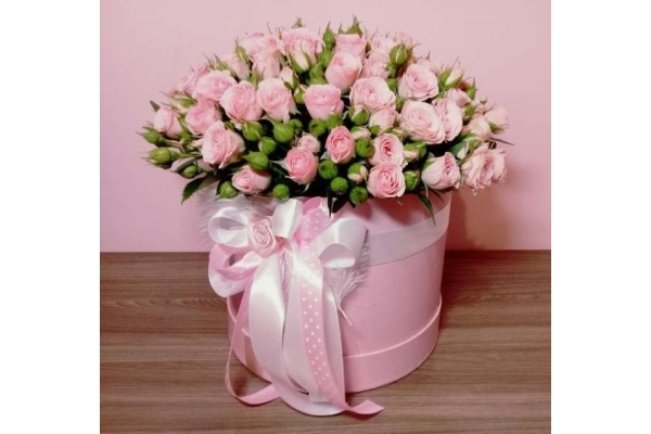 Шляпная коробка с кустовыми розовыми розами