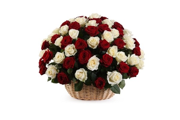 Букет красных и белых роз в корзине