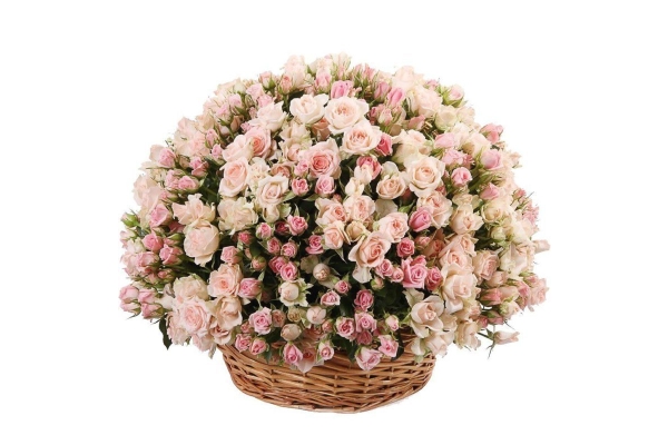Букет нежно-розовых кустовых роз в корзине
