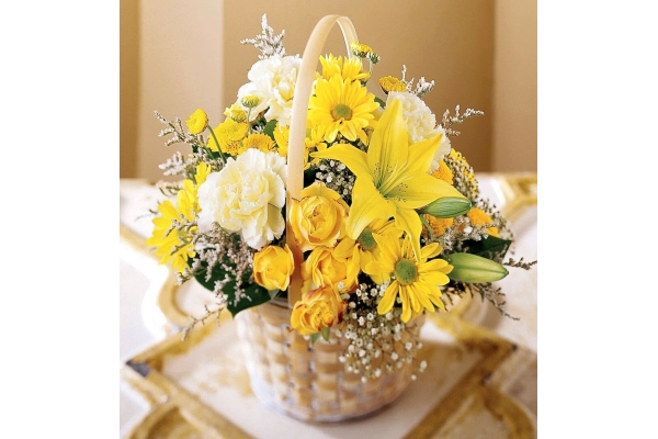 Букет с доставкой желтые хризантемы и лилии в корзине