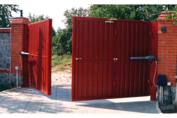 Металлические распашные въездные ворота с калиткой