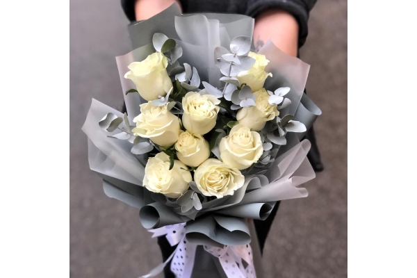 Букет цветов (9 белых роз)