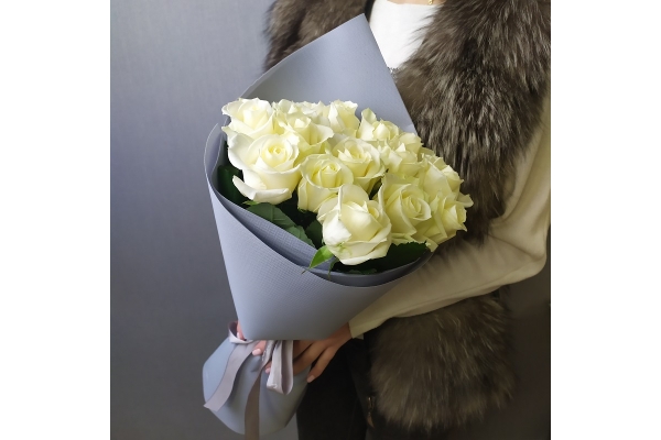 Букет цветов (13 белых роз)