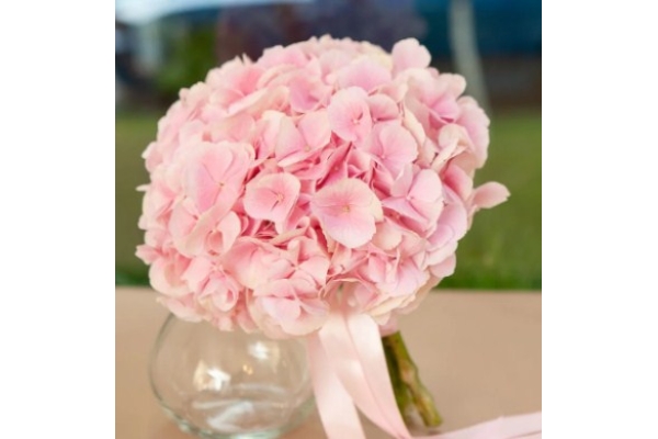 Розовый свадебный букет из гортензий