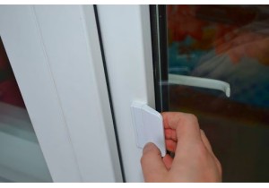 Установить «ручку-лепесток» пластик на балконную дверь