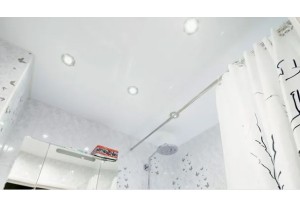 Глянцевый потолок в ванную 5,7 м2