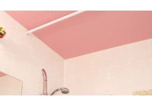 Глянцевый потолок в ванную 4,5 м2
