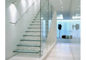Перегородка для лестницы из стекла
