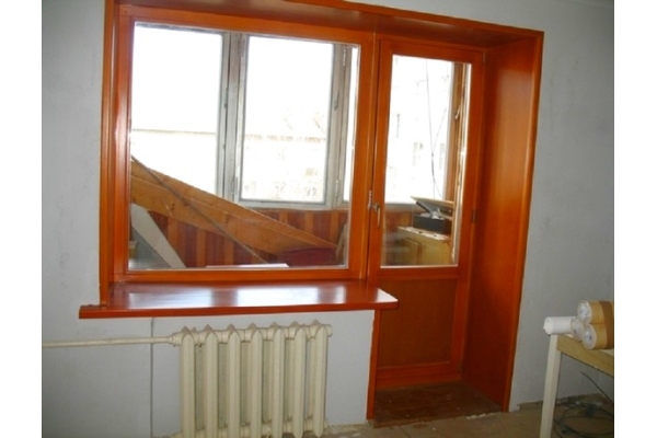 Деревянная балконная дверь с окном под ключ (лиственница)