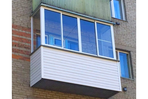 Остекление алюминиевым профилем балкона П-образного с монтажом под ключ