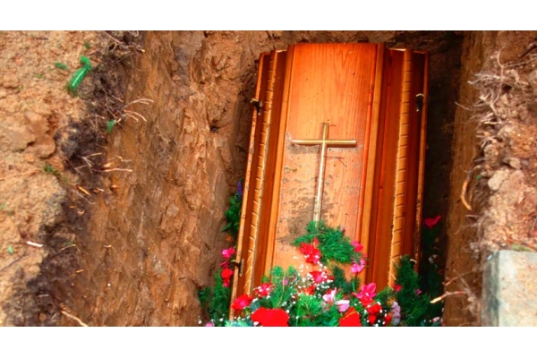 Спуск гроба с телом с этажа до могилы, закопка могилы, установка креста 