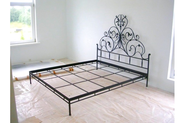 Кровать с кованым изголовьем ККР-5