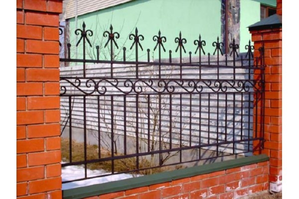 Кованый забор с рисунком
